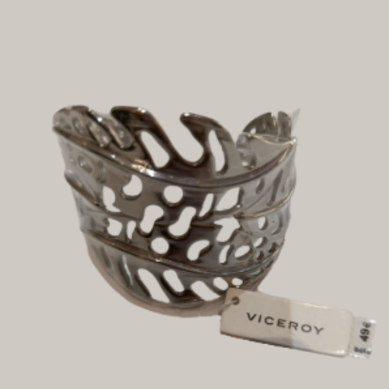 Brazalete de Acero Elegante y Versátil