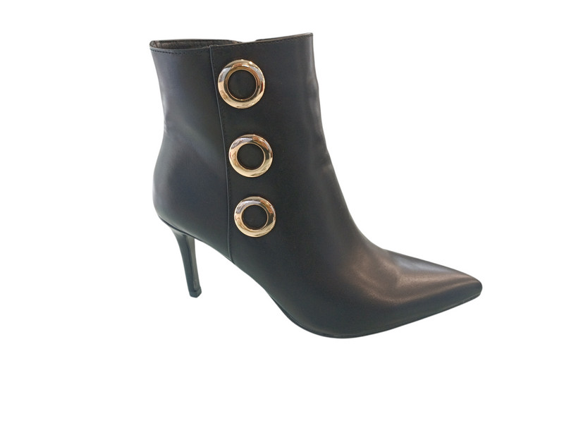 Botín de tacón fino color negro con adornos dorados